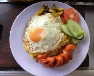 Hình ảnh cơm chiên xúc xích trứng ốp La 