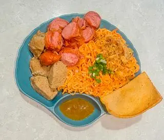 Hình ảnh MÌ TRỘN TRỨNG LÒNG ĐÀO BÒ VIÊN XÚC XÍCH