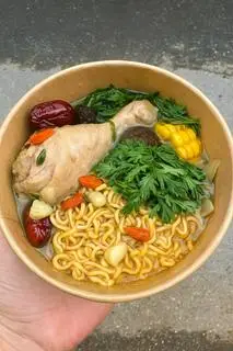 Hình ảnh Đùi gà hầm kèm mì