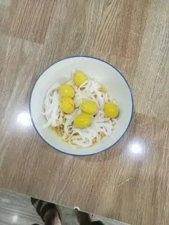Hình ảnh mì Quảng trứng cut to em bé 