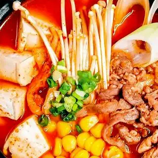 Hình ảnh Canh kim chi thịt bò kèm cơm sốt hàn