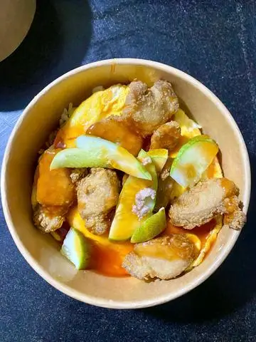 Hình ảnh Cơm Thịt Heo Chiên Xúc Xích Phủ Trứng NGON