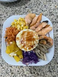Hình ảnh Cơm trộn ngũ sắc cá hồi + trứng ốp la lòng đào