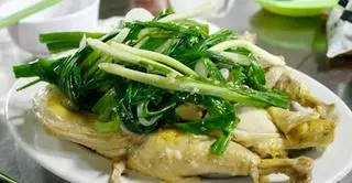 Hình ảnh Gà hấp hành nguyên con(1kg5)
