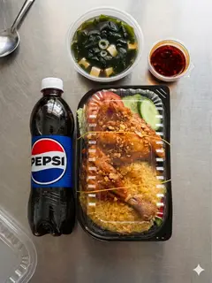 Hình ảnh COMBO: CƠM GÀ SỐT MẮM TỎI ( MÁ ĐÙI) + CANH RONG BIỂN+ COCA/PEPSI