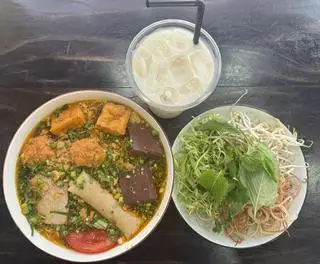 Hình ảnh Combo 1 bún riêu cua + 1 sữa đậu nành/ nước mát
