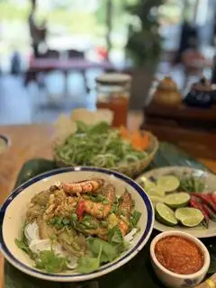 Hình ảnh Mì Quảng gà trứng