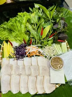 Hình ảnh Bánh tráng cuốn thịt đùi 3 người