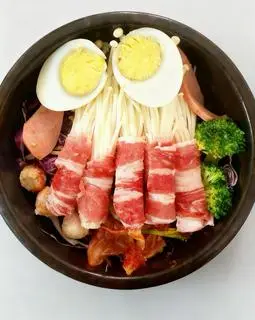 Hình ảnh Mì kim chi bò Mỹ cuốn nấm trứng