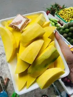 Hình ảnh Xoài xanh cắt sẵn - kèm muối