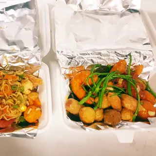 Hình ảnh Combo mì trộn thập cẩm & cá viên chiên mắm