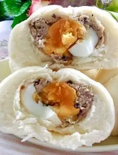 Hình ảnh Bánh bao trứng muối - trứng cút