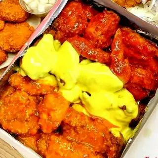 Hình ảnh Nửa con mix vị cay ngọt và phô mai trứng muối - 8 miếng vừa