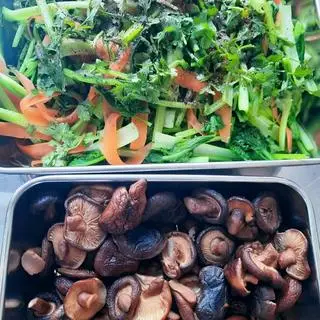Hình ảnh Cơm rau  xào và nấm