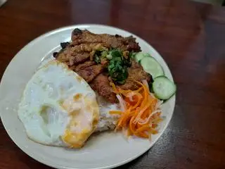 Hình ảnh Cơm sườn,trứng opla