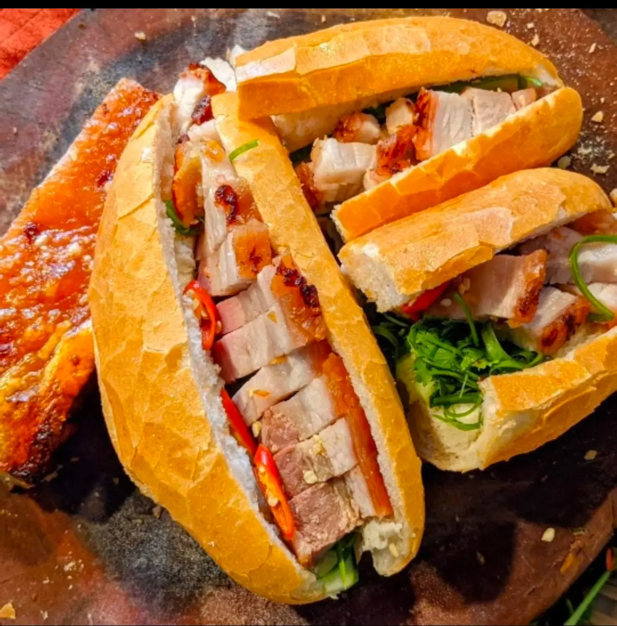 Hình ảnh 3 Ổ BÁNH MÌ HEO QUAY DA GIÒN+ TẶNG 1 NƯỚC SỐT ĐẶC BIỆT