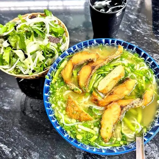 Hình ảnh Bánh đa đỏ cá chiên giòn