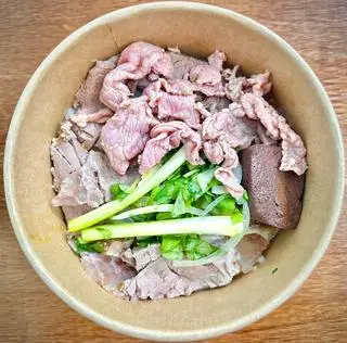 Hình ảnh Bún bò tái nạm