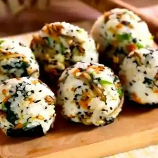 Hình ảnh Cơm nắm rong biển 