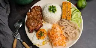 Hình ảnh Cơm tấm sườn cốt lết đầy đủ