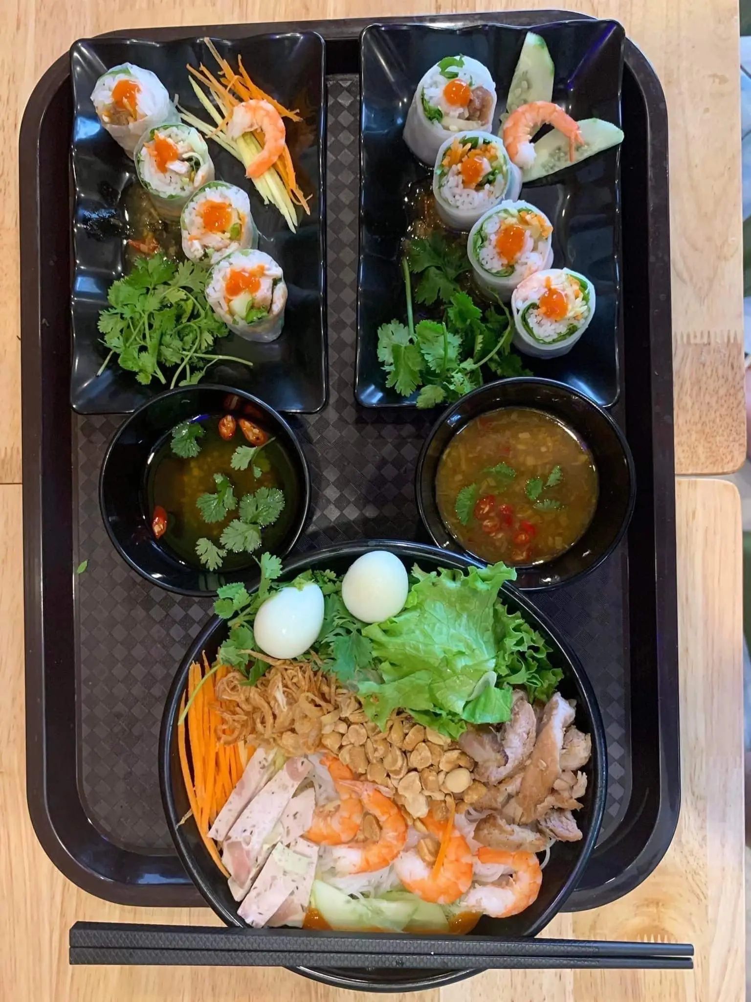 Hình ảnh Combo 1 bún trộn tôm thịt + 2 phở cuốn bò xào + 1 trà chanh lục bảo
