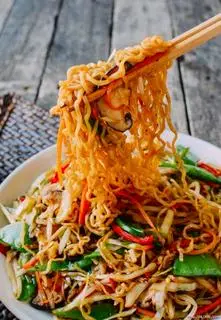 Hình ảnh Mì Xào Đùi Gà Nấm Hương