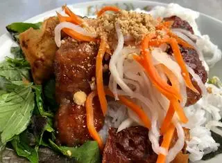 Hình ảnh Xôi nem nướng - trứng