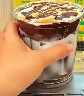 Hình ảnh sữa chocolate giòn mix cùng với trái cay