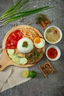 Hình ảnh Cơm tấm sườn chả trứng