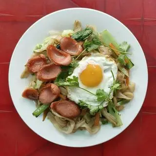 Hình ảnh Mì xào trứng - xúc xích