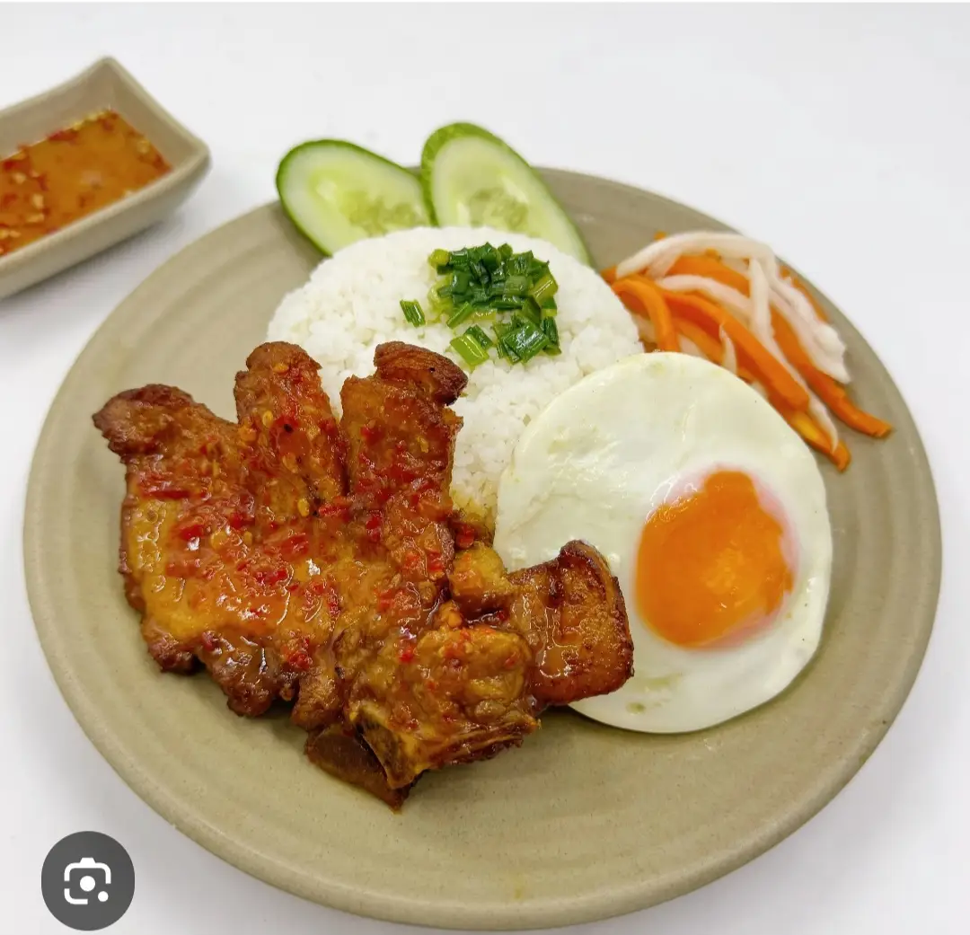 Hình ảnh Cơm sườn cốt lết - chả mỡ  - trứng ốp la