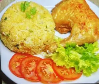 Hình ảnh Cơm gà xối mỡ - Đùi góc tư 