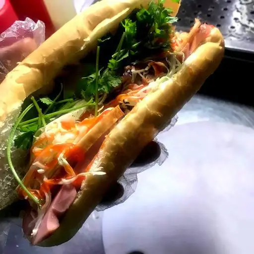 Hình ảnh Bánh mì xúc xích chả