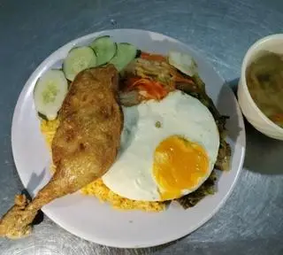 Hình ảnh cơm gà đùi tỏi trứng ốp la