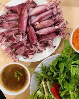 Hình ảnh Mực Ống Cuốn Rau Rừng
