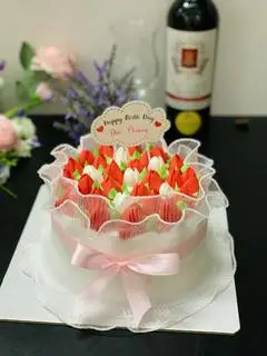 Hình ảnh bánh kem tươi trang trí hoa tuylip