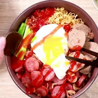 Hình ảnh Mỳ xào thập cẩm - xúc xích- trứng - bò viên