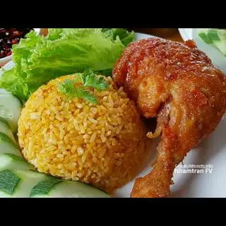 Hình ảnh Cơm rang gà nguyên đùi+ trứng ốp + trà Tắc khổng lồ siêu ngon