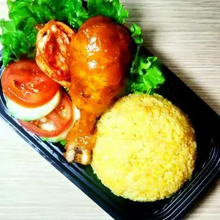 Hình ảnh Cơm Rang Gà Sốt Cay +  Trà quât thơm ngon