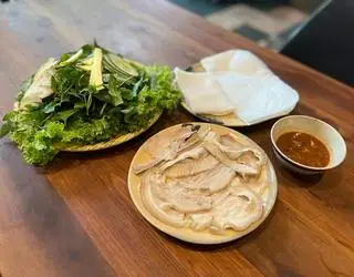 Hình ảnh Thịt luộc rau sống kèm bánh tráng
