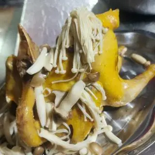 Hình ảnh Nữa Gà Ta Hấp Nấm Thơm Ngon 