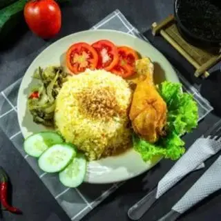 Hình ảnh Cơm gà đùi nhỏ sốt mắm tỏi