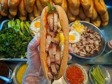 Hình ảnh Bánh mì Heo Quay sốt Đặc Biệt