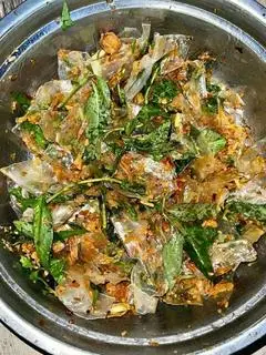 Hình ảnh bánh trang sate tỏi gion