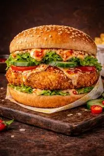 Hình ảnh Burger gà giòn cay