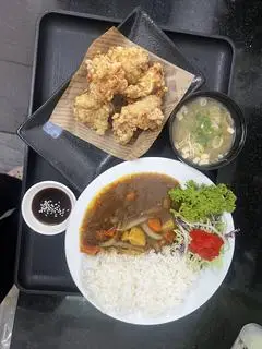 Hình ảnh com cury gà chiên 