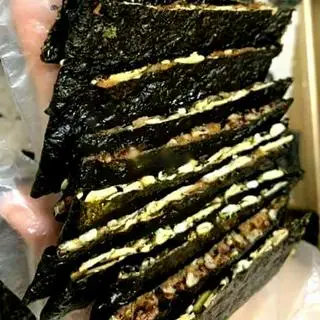 Hình ảnh Snack rong biển kẹp hạt 