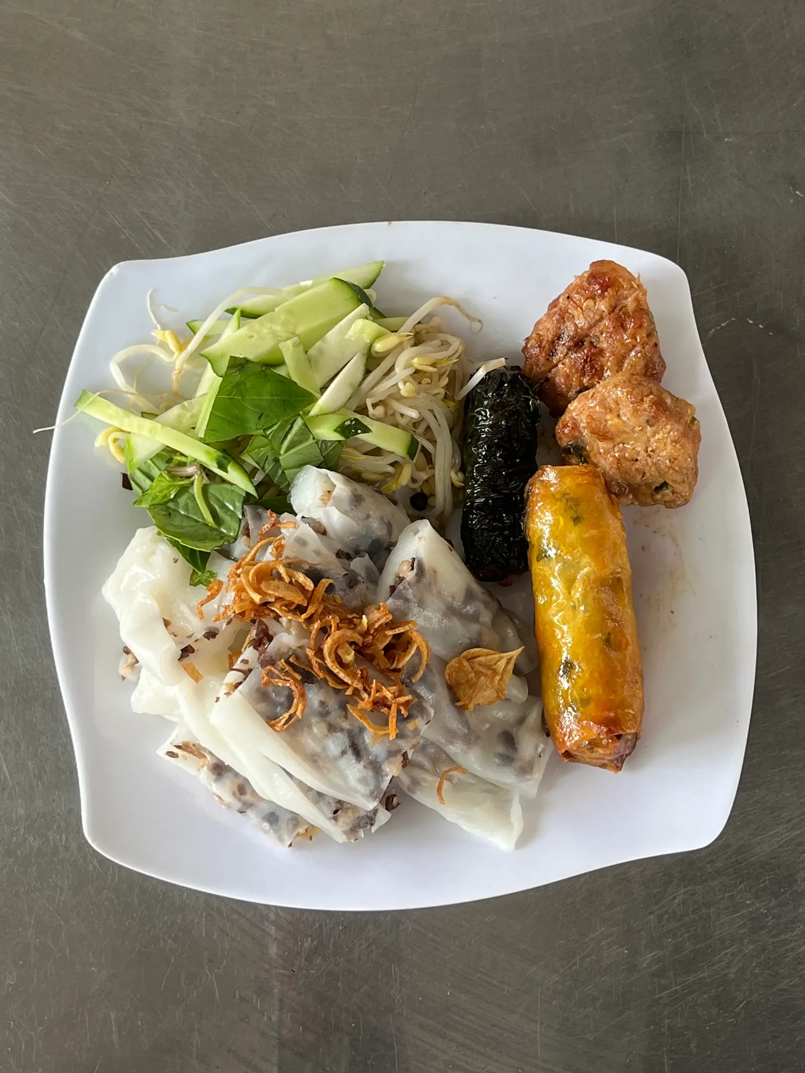 Hình ảnh Bánh cuốn chả giò, thịt nướng