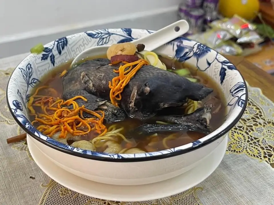 Hình ảnh Mì gà ác hầm nhân sâm(nửa con)