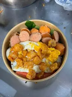 Hình ảnh Mì Trộn Trứng Ốp La Xúc Xích Tóp Mỡ Kèm Soup Rong Biển Nóng 
